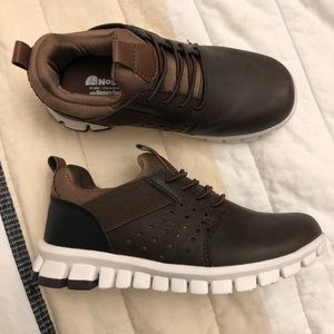 Deer stags boys shoes toddler size 13. Brand new, never worn. Brown and white